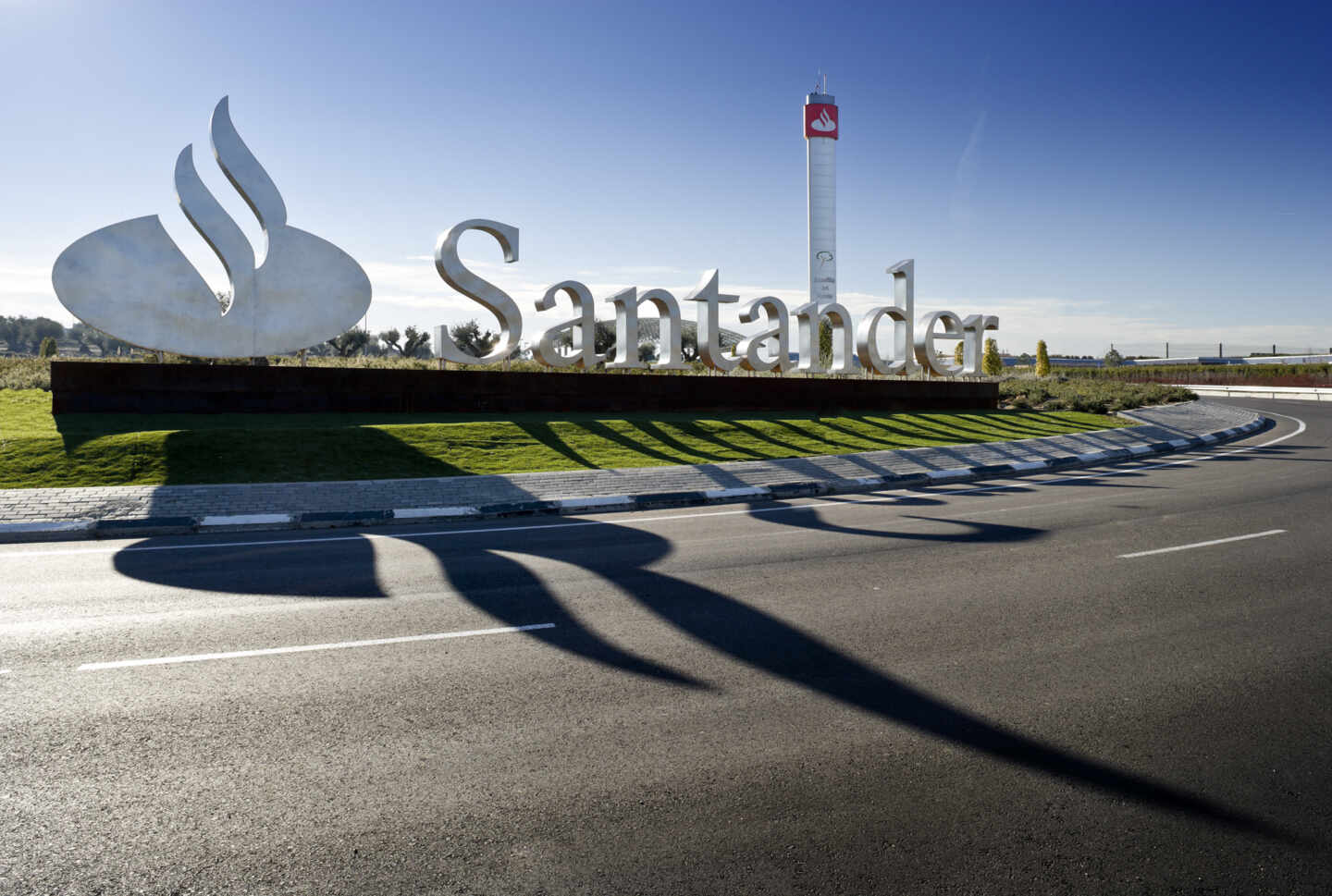 Logo de Banco Santander en la Ciudad Financiera de Boadilla del Monte (Madrid).