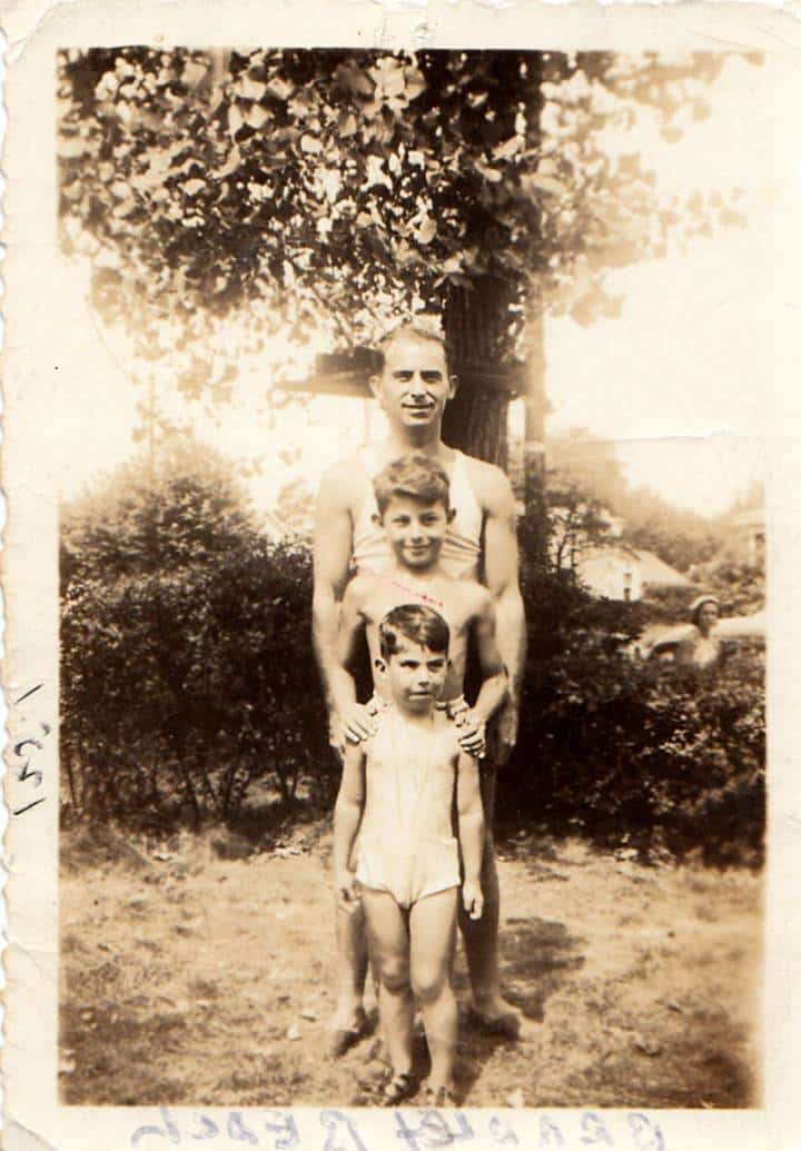  Philip Roth, con su hermano y su padre. Foto en sepia.