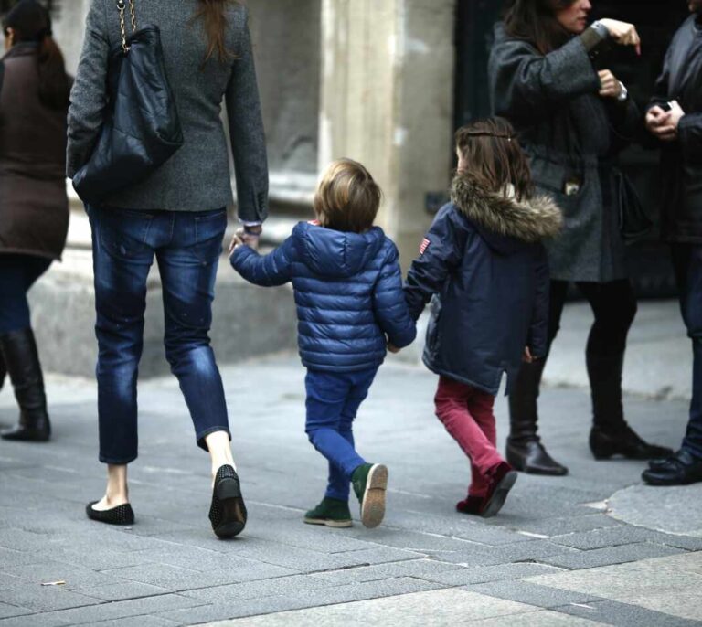RTVE pide perdón por decir en un informativo que la baja paternal es para ayudar a la madre: "Fue un error"