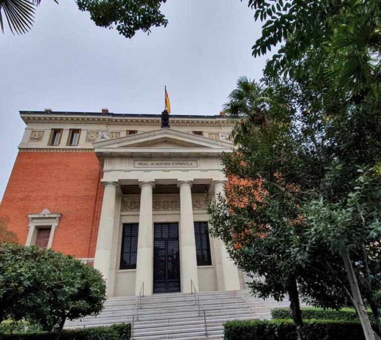 La RAE concluye que el texto de la Constitución es inclusivo, aunque aporta mejoras