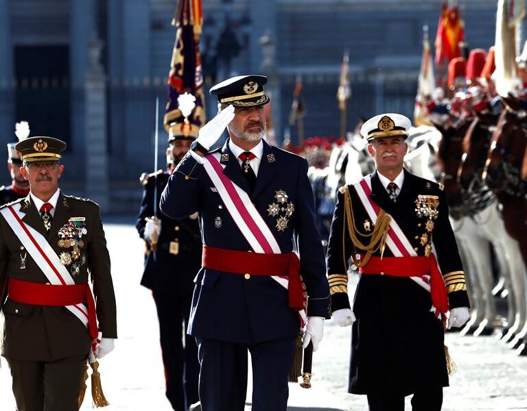 Más de 70 mandos retirados del Ejército le dicen por carta al Rey que el Gobierno amenaza la "unidad nacional"