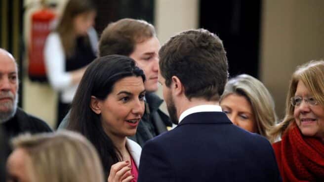 Rocío Monasterio habla con Pablo Casado.
