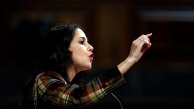 Arrimadas pregunta a la bancada del PSOE si no hay "ningún valiente" para oponerse a la "infamia" de Sánchez