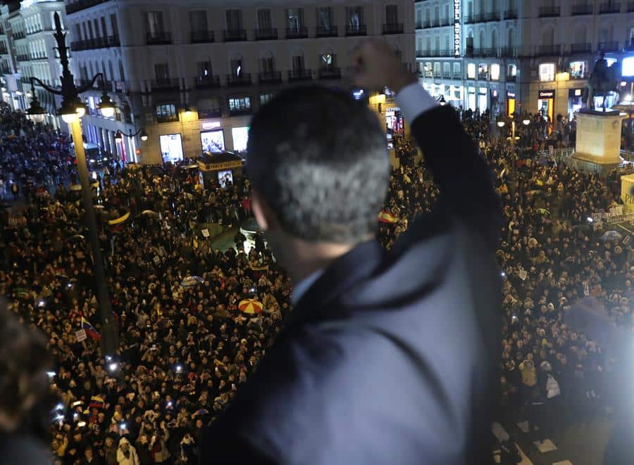 Guaidó saluda a los venezolanos en la Puerta del Sol