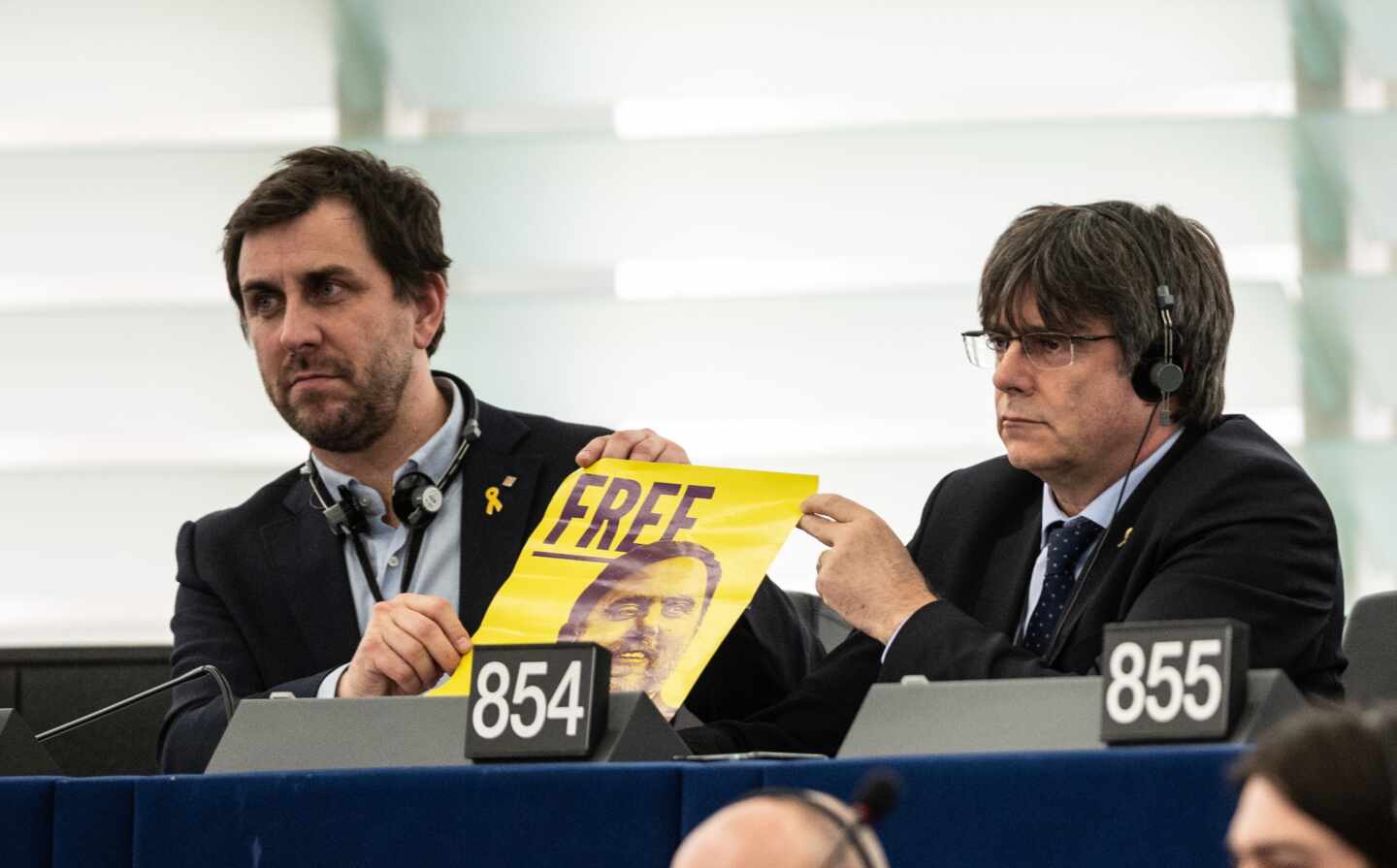 Un ujier del Parlamento Europeo corta el 'show' de Puigdemont y Comín desde su escaño