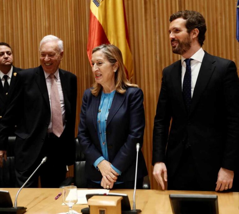 Margallo "resucita" al G-8 "anti-Soraya" en la presentación de su último libro