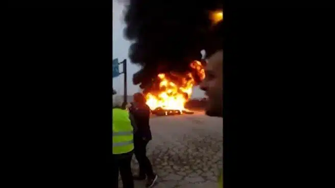 Los agricultores de Jaén cortan la A-4 tras provocar un incendio
