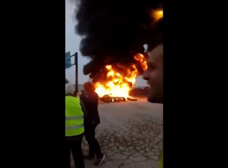 Los agricultores de Jaén cortan la A-4 tras provocar un incendio