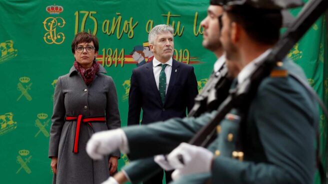 Los guardias civiles de Tráfico podrán seguir en Navarra pero en otras unidades Grande-Marlaska y María Gámez, en la toma de posesión de ésta como nueva directora de la Guardia Civil.
