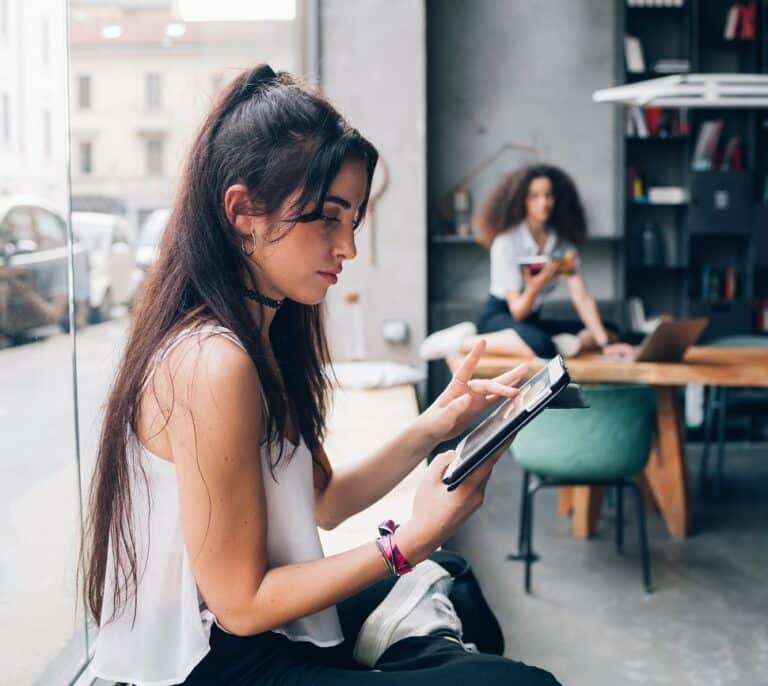 La Ministra de Trabajo marca “feminizar el trabajo autónomo” entra las prioridades del colectivo