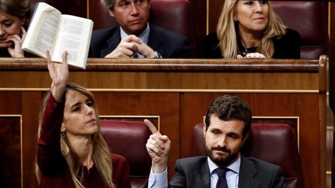 El presidente del PP, Pablo Casado, junto a su portavoz, Cayetana Álvarez de Toledo, este domingo en el Congreso de los Diputados