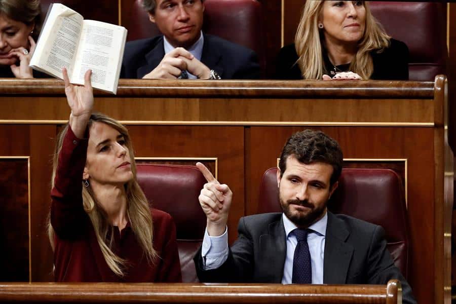 El presidente del PP, Pablo Casado, junto a su portavoz, Cayetana Álvarez de Toledo, este domingo en el Congreso de los Diputados