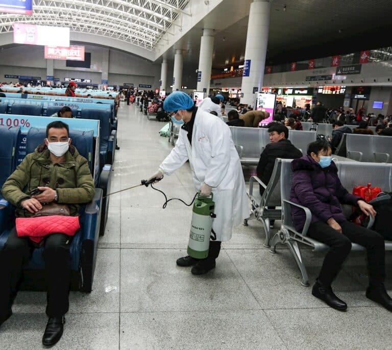 132 muertos y 6.032 casos de coronavirus aceleran las evacuaciones desde China