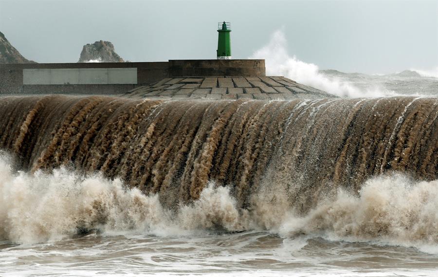 Once provincias están en aviso por lluvias, fuerte oleaje y viento