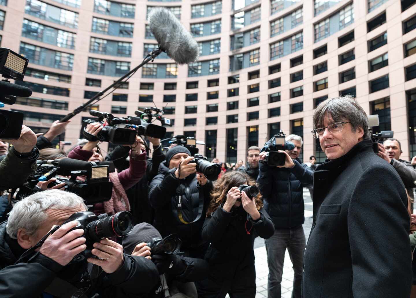 El juez propone juzgar a los mossos que acompañaron a Puigdemont en su huida por encubrimiento