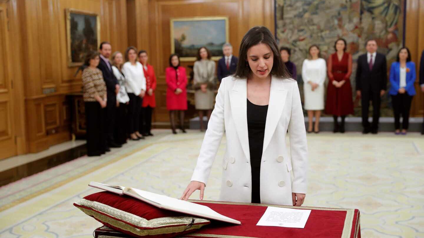 La nueva ministra de Igualdad, Irene Montero jura su cargo.