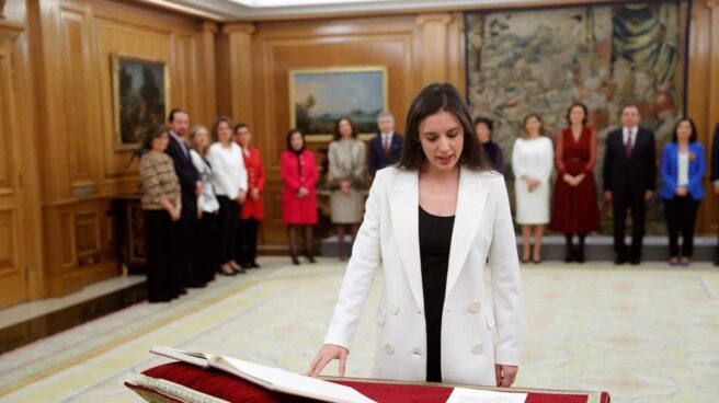 La nueva ministra de Igualdad, Irene Montero jura su cargo.