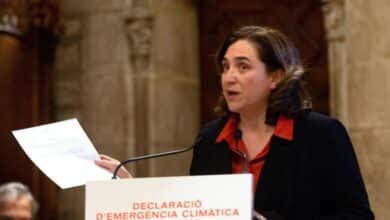 Colau y Aragonés cierran un pacto cruzado para aprobar las cuentas del Ayuntamiento y la Generalitat