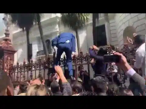 Vídeo de Juan Guaidó saltando la verja para acceder a la Asamblea Nacional