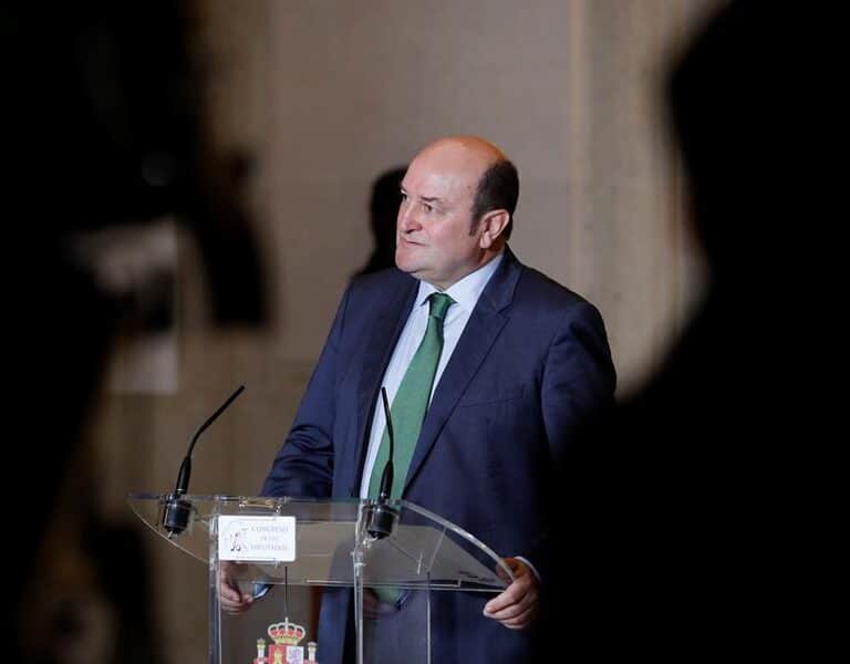 El Gobierno premia la lealtad del PNV y cede competencias horas antes del inicio de campaña