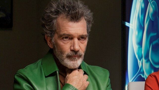 Antonio Banderas con un traje verde en un fotograma de 'Dolor y Gloria'.