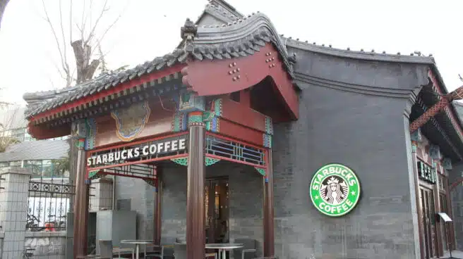 El coronavirus golpea a Starbucks: cierra 2.000 cafeterías