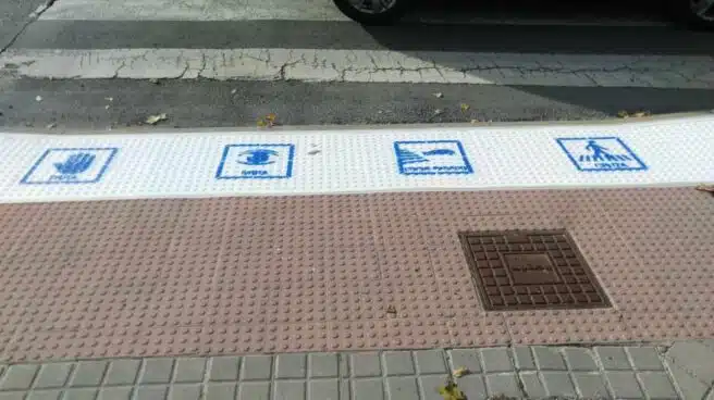 Colmenar (Madrid) pinta pasos de cebra con pictogramas para niños con autismo