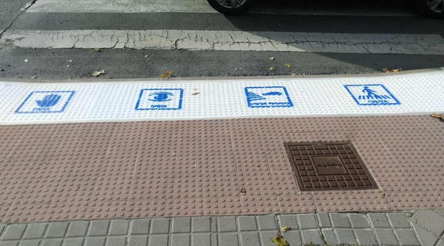 Colmenar (Madrid) pinta pasos de cebra con pictogramas para niños con autismo