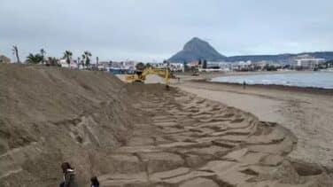 Así se prepara esta playa de Alicante ante la llegada de olas de 8 metros