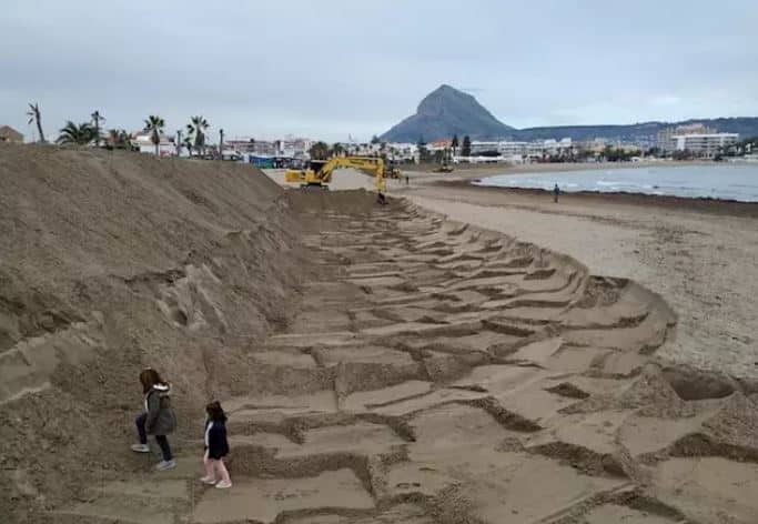 Así se prepara esta playa de Alicante ante la llegada de olas de 8 metros