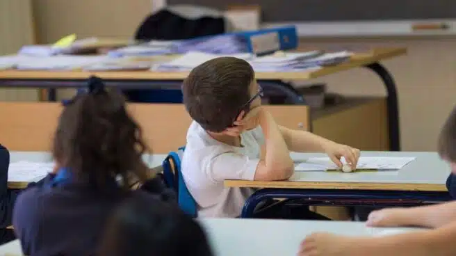 Sevilla cierra varias clases de un colegio tras el positivo de un profesor