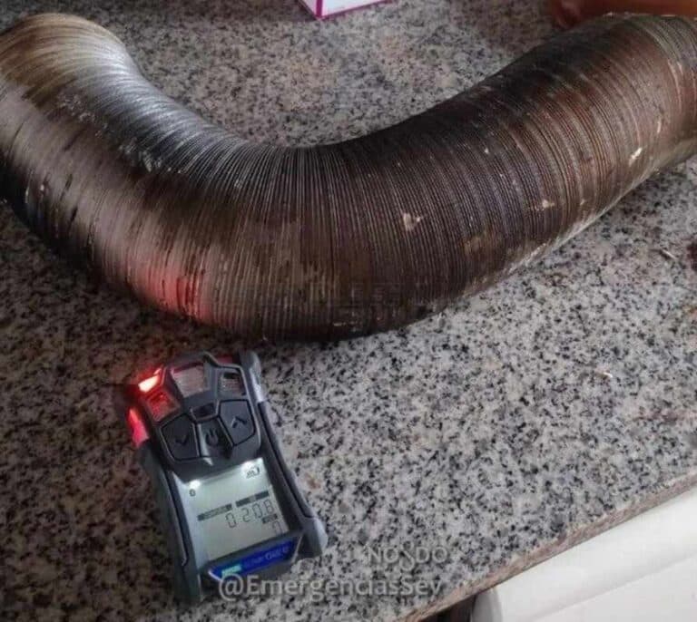 Se intoxican tres personas porque el tubo calentador estaba lleno de nidos