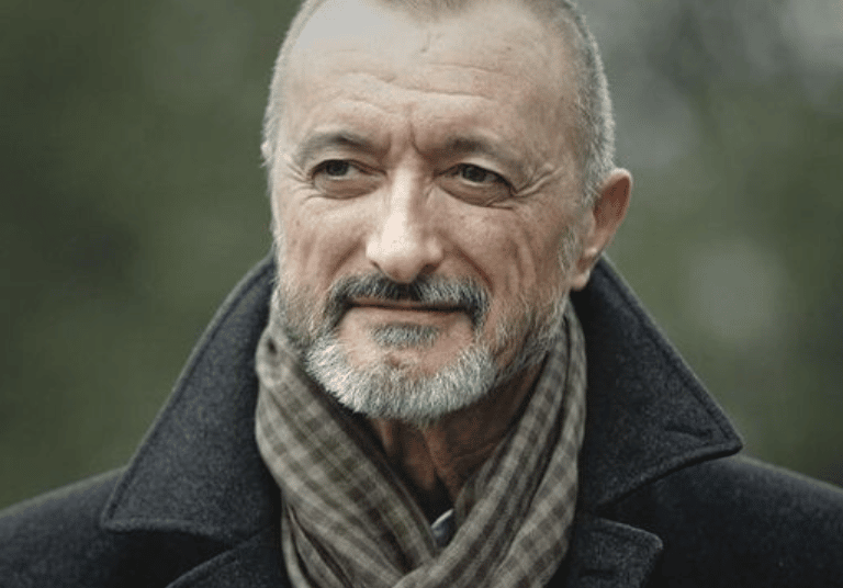 Pérez-Reverte llama "tonto" a Alberto Garzón por defender a Torra