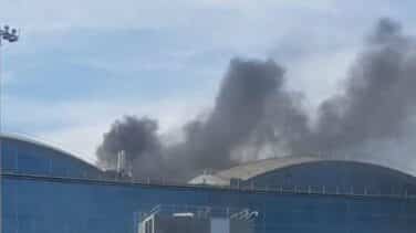 Desalojan el aeropuerto de Alicante-Elche por un incendio en el techo