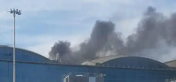 Desalojan el aeropuerto de Alicante-Elche por un incendio en el techo