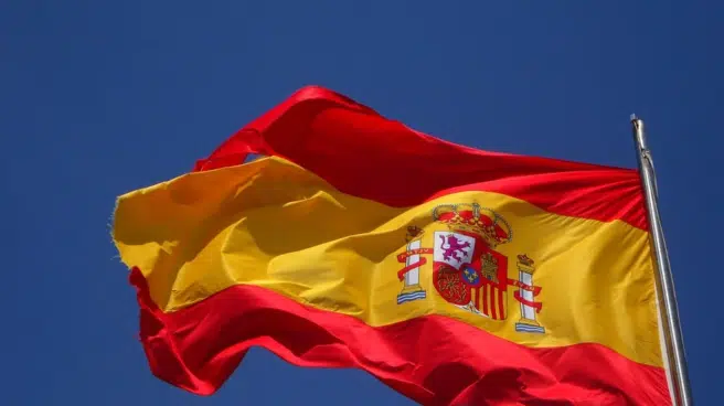 El consejero más 'patriota' de Ayuso: 65.700 € en banderas de España cuando era alcalde
