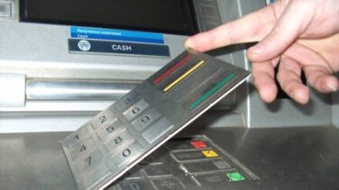 Nueva alerta de la Guardia Civil: la estafa del teclado falso en los cajeros