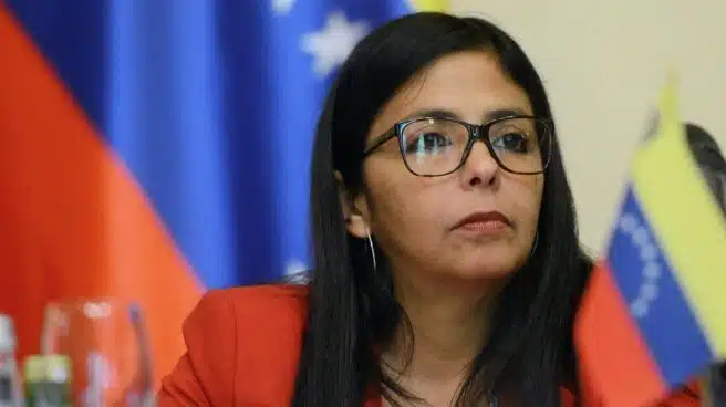 La embajada venezolana recogió 40 maletas del avión donde viajaba Delcy Rodríguez
