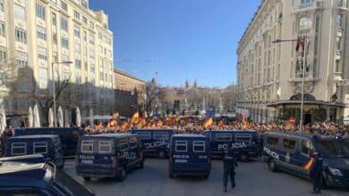 La manifestación apoyada por PP y Cs contra Sánchez rodea el Congreso:  "No se negocia con terroristas"