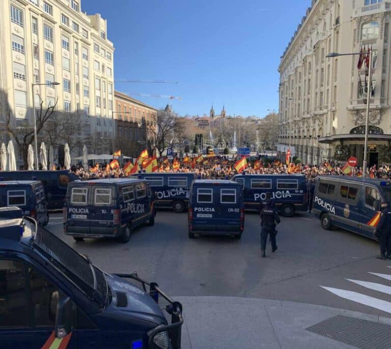 La manifestación apoyada por PP y Cs contra Sánchez rodea el Congreso:  "No se negocia con terroristas"
