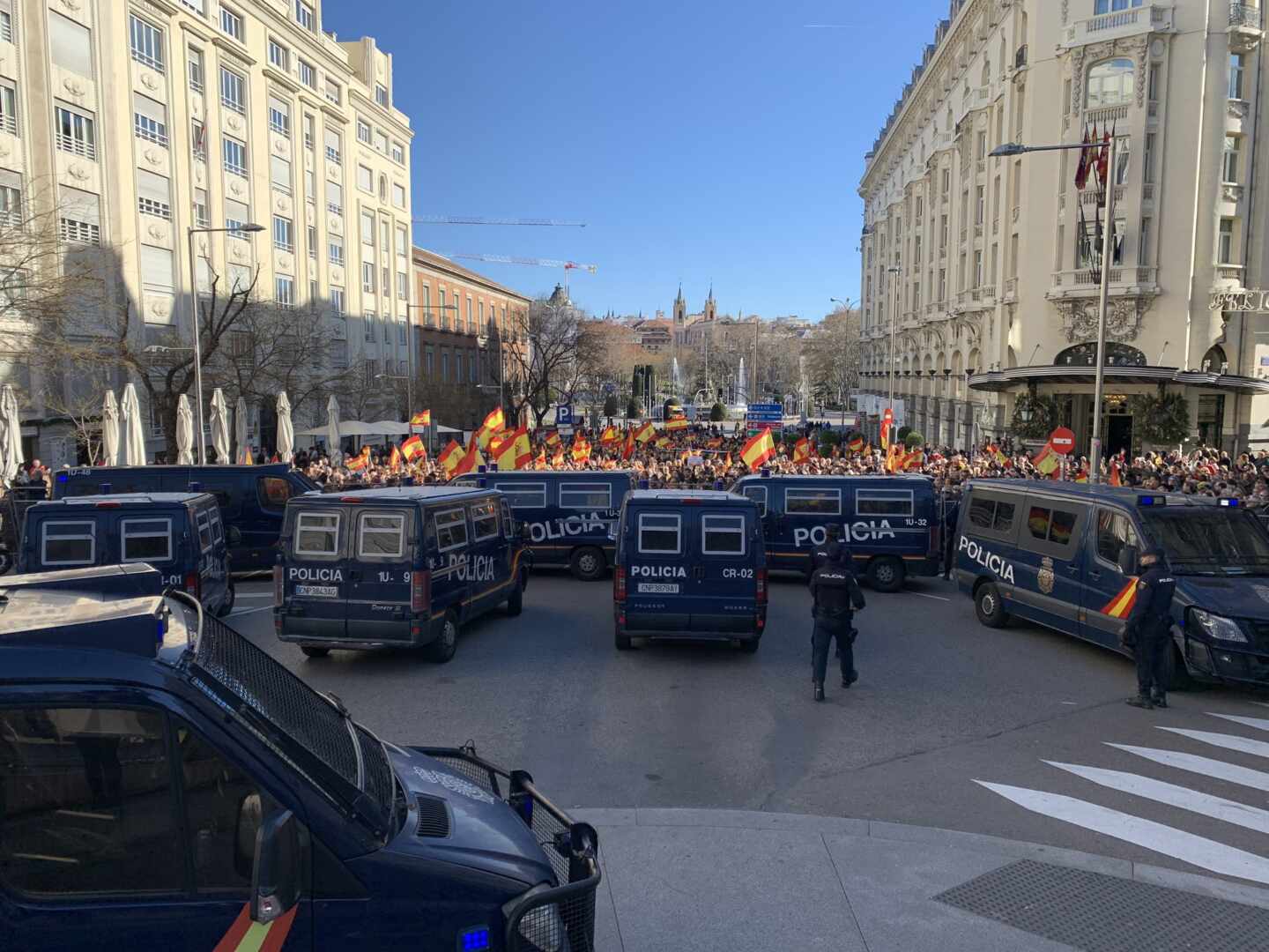 La manifestación apoyada por PP y Cs contra Sánchez rodea el Congreso:  "No se negocia con terroristas"