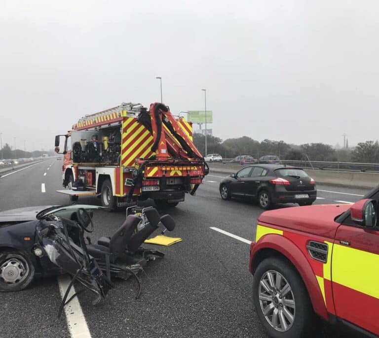 Dos heridos graves tras chocar y quedar su coche partido por la mitad en Las Rozas (Madrid)