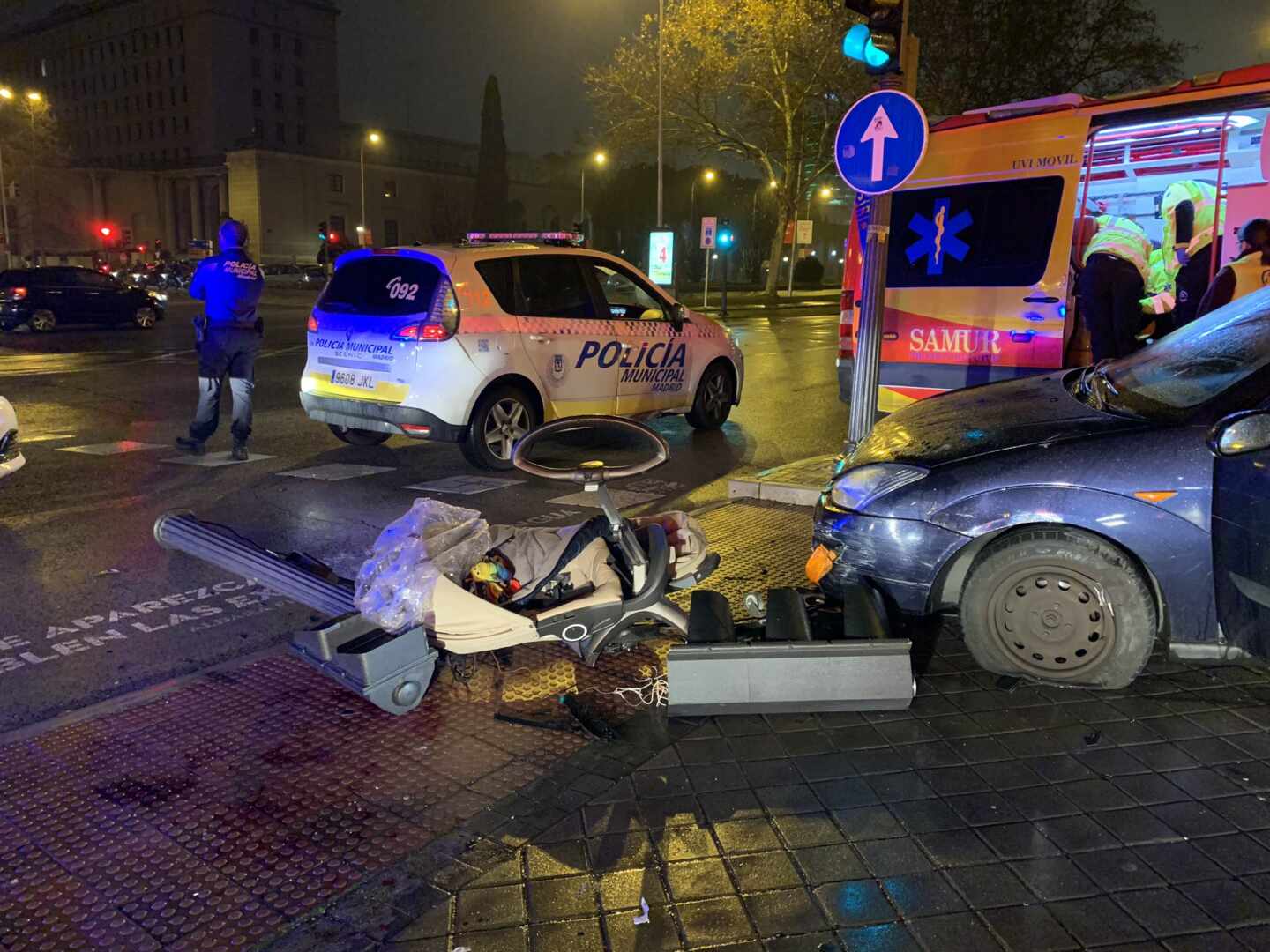 Un coche atropella a una pareja y sus dos hijos, de 20 meses y 4 años, en Madrid