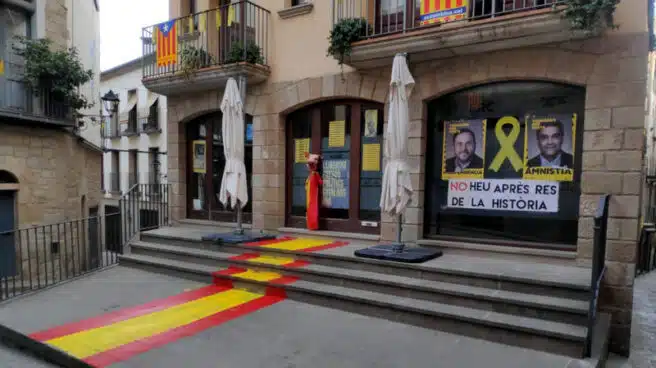 Aparece una cabeza de cerdo y una bandera de España en una sede de ERC