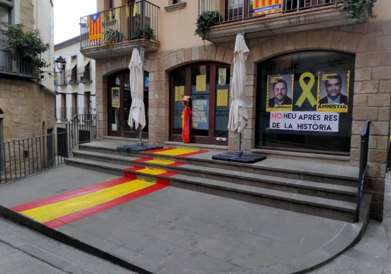 Aparece una cabeza de cerdo y una bandera de España en una sede de ERC