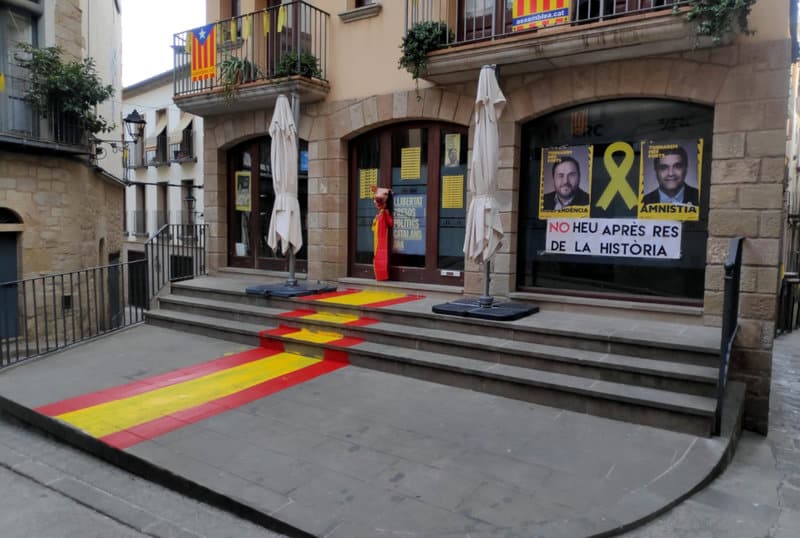 Aparece una cabeza de cerdo y una bandera de España en una sede de ERC