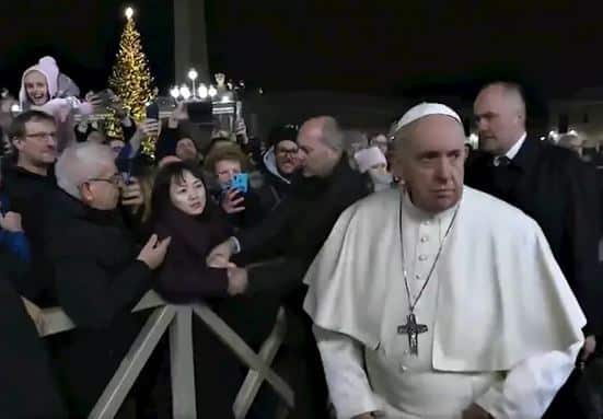El enfado del Papa con una mujer que le agarró bruscamente del brazo