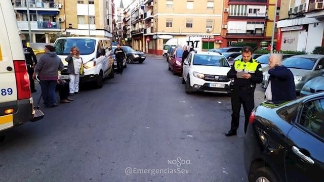 Un conductor de VTC se queda dormido al volante y atropella a dos personas en Sevilla