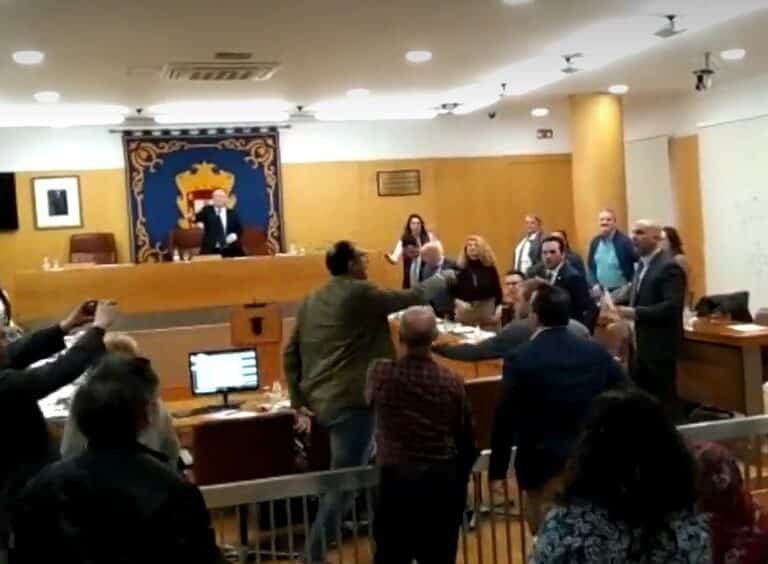 "Sinvergüenzas", "payasos", "cobardes": bronca con Vox en la Asamblea de Ceuta