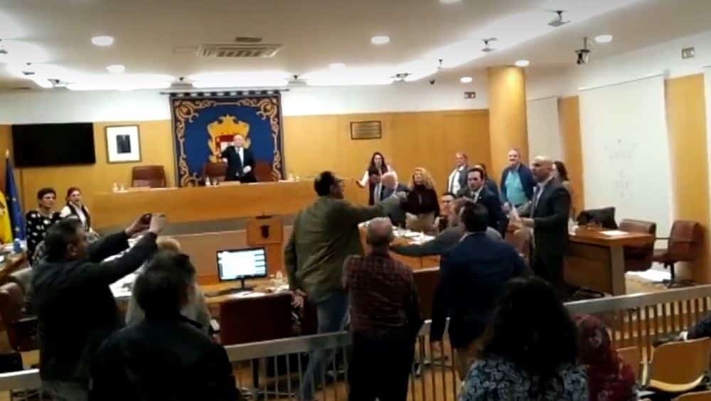 "Sinvergüenzas", "payasos", "cobardes": bronca con Vox en la Asamblea de Ceuta